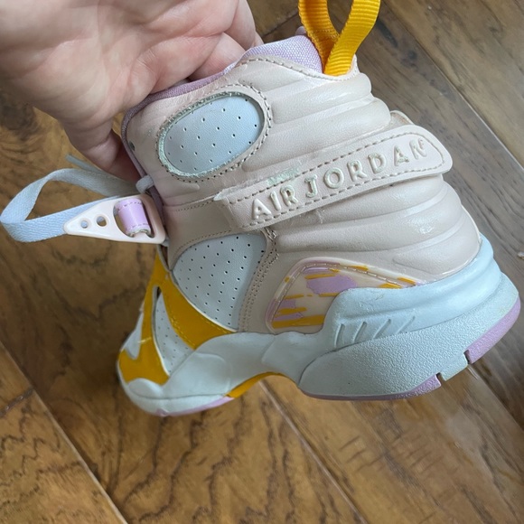 Back to school - like new girl’s AIR JORDAN 8 RETRO GS
"Arctic Punch" in size 4 - Picture 6 of 10